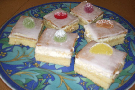 Kuchen für Kinder-Geburstage. Zitronen-Schnitten mit Fruchtgummis