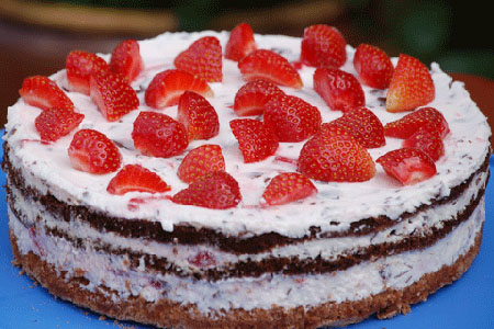 leckere Torte mit Erdbeeren und Schokoküssen